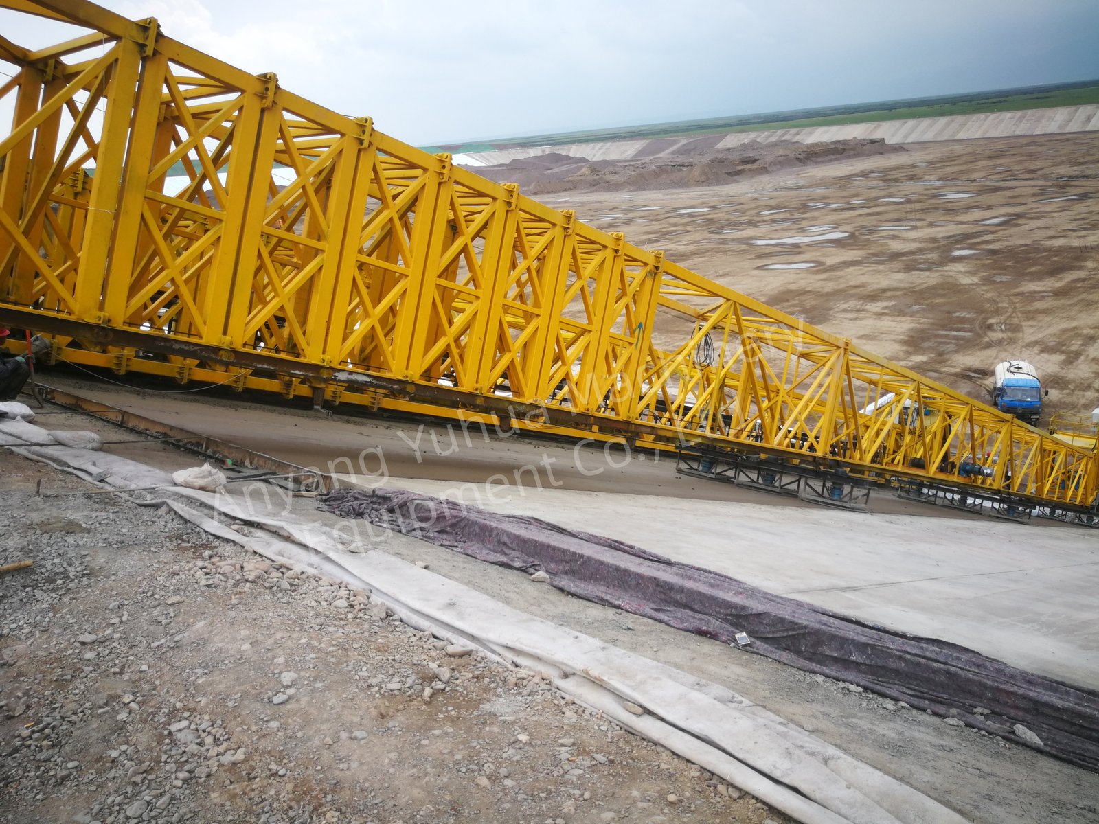 Full-Section Canal Lining Machine
